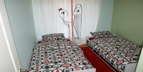 Centre I-TSA red themed bedroom